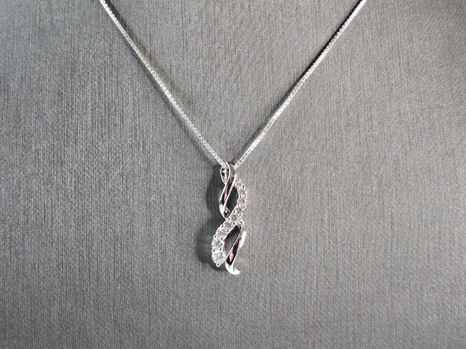 Womens Vintage Sterling Silver CZ Pendant W/ Necklace: A BEAUTIFUL VINTAGE ESTATE WOMENS .925 STERLING SILVER CZ PENDANT WITH NECKLACE . THE PENDANT MEASURES 1" BY 1/4", NECKLACE MEASURES 18 1/8" AND WEIGHS 4.1g. WOULD MAKE A GREAT GIFT FOR THAT SPECIAL S