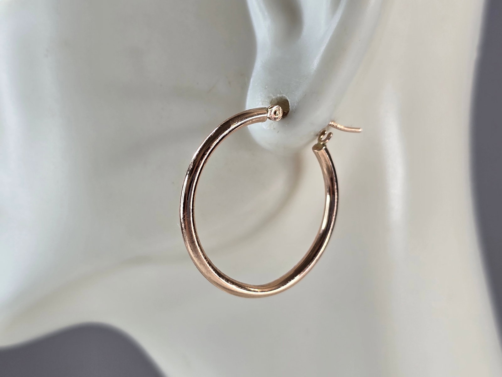 Pr Womens Vintage Estate 14K Rose Gold Hoop Earrings: A LOVELY PAIR OF WOMENS VINTAGE ESTATE 14K ROSE GOLD HOOP EARRINGS . THE EARRINGS WEIGH 1.1g. EARRINGS MEASURE 1" BY 1/16". EARRINGS ARE MARKED. ANY QUESTIONS, PLEASE DON'T HESITATE TO ASK. BE SURE TO