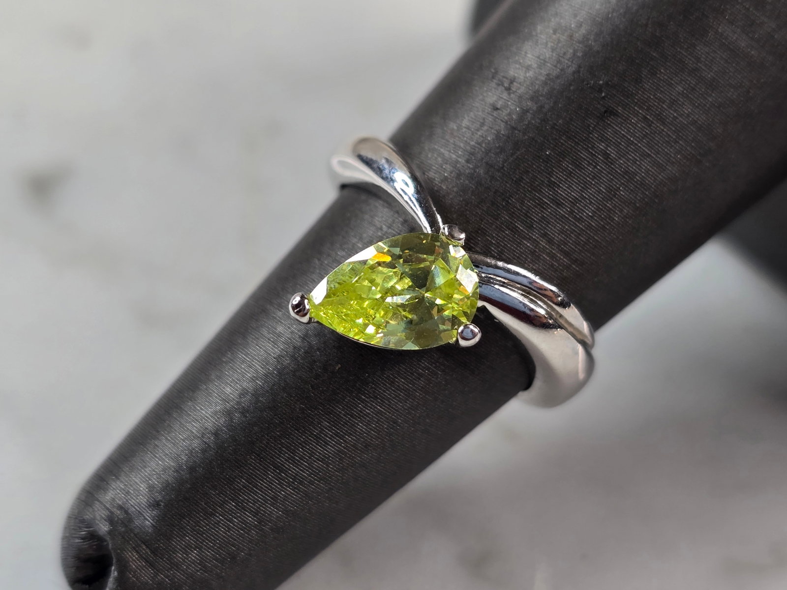 Womens Vintage Estate Sterling Silver Modernist Peridot Ring: A WOMENS VINTAGE ESTATE STERLING SILVER MODERNIST RING WITH A PERIDOT COLORED STONE. THE RING WEIGHS 3.9g, AND IS A SIZE 6.0. THE WIDTH OF THE RING IS 3/8". NOT SURE IF THE STONE IS NATURAL OR MAN MAD
