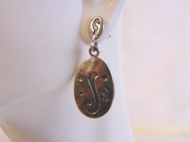 Lovely Pair of Vintage Estate Sterling Silver Earrings: FOR SALE IS THIS PAIR OF WOMEN'S VINTAGE ESTATE STERLING SILVER DANGLE EARRINGS. THE EARRINGS WEIGH 7g. THE EARRING MEASURES 1 3/8" IN LENGTH AND 5/8" IN WIDTH. MAKES A LOVELY GIFT FOR THAT SOMEONE SP