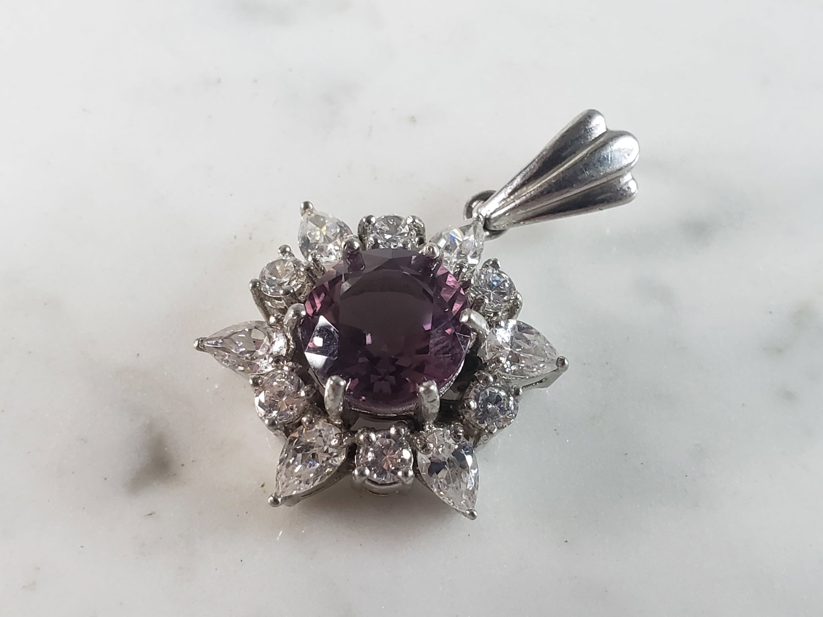 Womens Vintage Estate Sterling Silver Flower Pendant: A VERY NICE STERLING SILVER FLOWER PENDANT WITH WHAT SEEMS TO BE AN AMETHYST STONE, NOT SURE IF REAL OR MAN MADE. PENDANT WEIGHS 11.5g AND MEASURES 1 1/2" BY 7/8". ANY OTHER QUESTIONS PLEASE DONT HESI