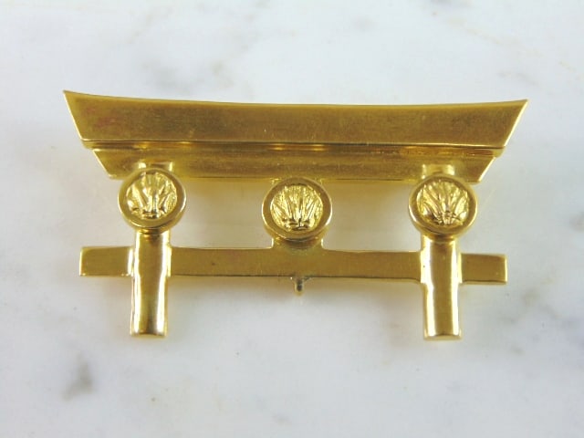 Womens Vintage Estate Solid 18K Gold Chinese Brooch: A WOMENS VINTAGE ESTATE SOLID 18K YELLOW GOLD CHINESE DESIGN BROOCH. THE BROOCH MEASURES 2 1/8" LONG BY 1 1/8" WIDE, AND WEIGHS 23.6g. BROOCH IS NOT MARKED BUT IT HAS BEEN TESTED AND IS GUARANTEED TO 