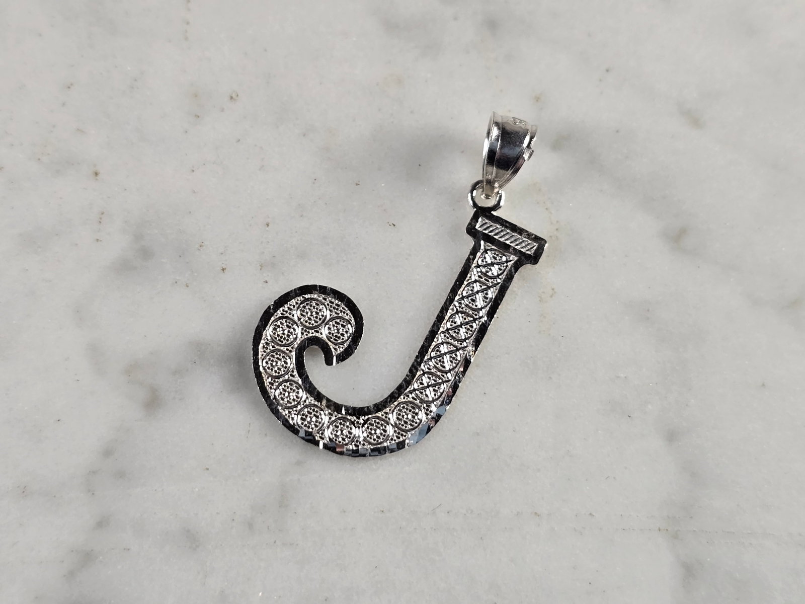Womens Sterling Silver Initial Letter " J " Pendant: A WOMENS STERLING SILVER INITIAL LETTER "J" PENDANT. PENDANT WEIGHS 1.1g AND MEASURES 1 1/8" LONG BY 5/8" WIDE. MAKES A GREAT GIFT FOR THAT SOMEONE SPECIAL. ANY QUESTIONS, PLEASE ASK. BE SURE TO CHECK