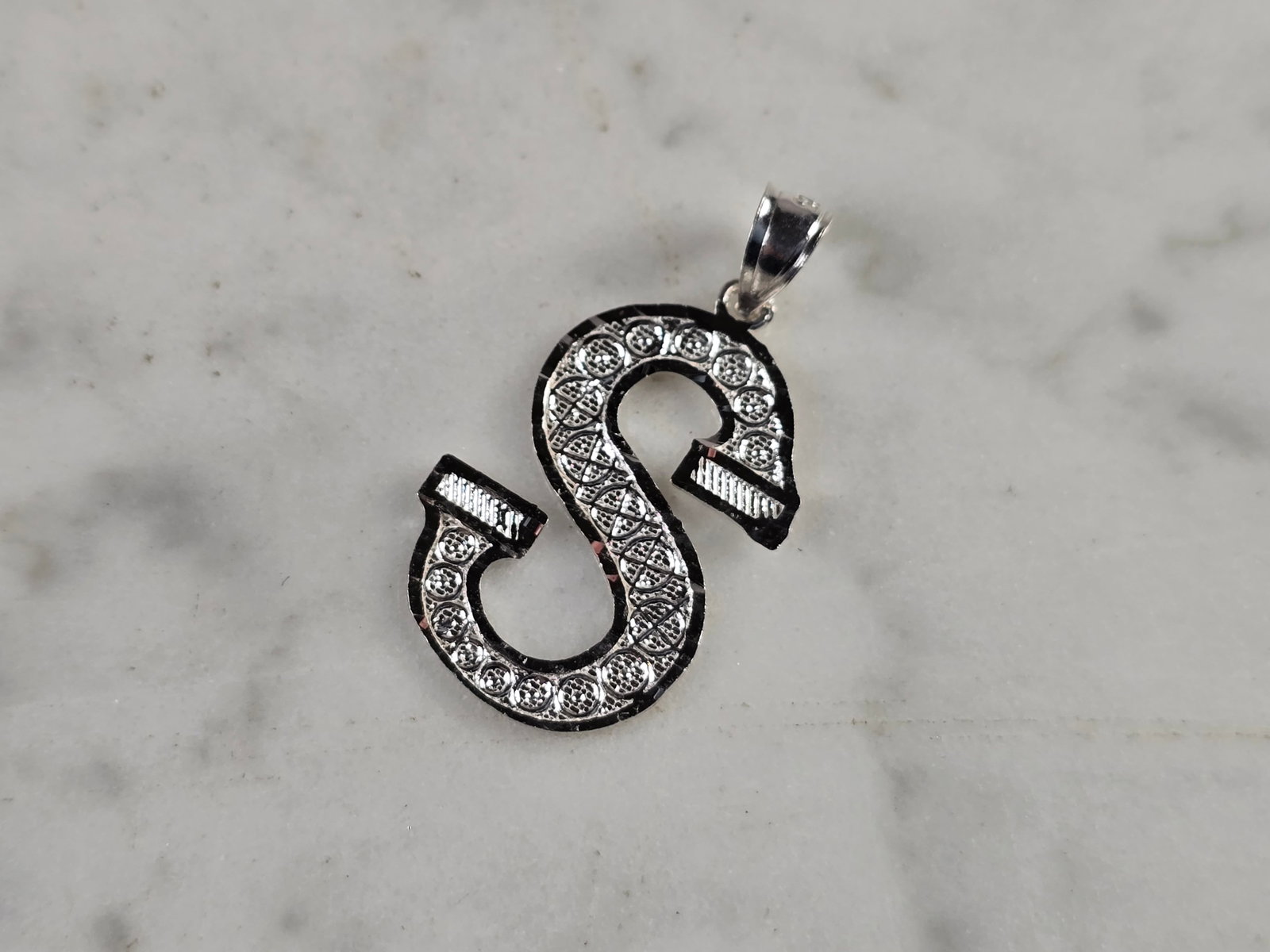 Womens Sterling Silver Initial Letter " S " Pendant: A WOMENS STERLING SILVER INITIAL LETTER "S" PENDANT. PENDANT WEIGHS 1.3g AND MEASURES 1 1/8" LONG BY 5/8" WIDE. MAKES A GREAT GIFT FOR THAT SOMEONE SPECIAL. ANY QUESTIONS, PLEASE ASK. BE SURE TO CHECK