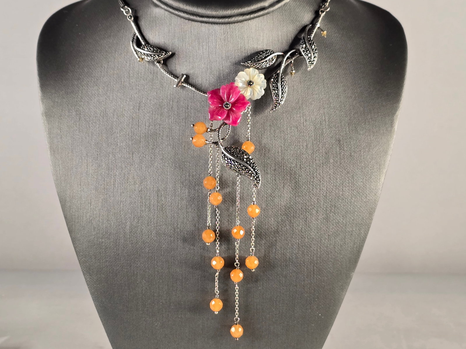 Womens Vintage Estate Sterling Silver Modernist Flower Necklace: A WOMENS VINTAGE ESTATE STERLING SILVER MODERNIST FLOWER NECKLACE. NECKLACE WEIGHS 33.4g, AND MEASURES 17 1/4" LONG, AND HANGS 4" AT THE BOTTOM. APPEARS TO BE MISSING SOME OF THE HANGING BEADS. STILL 