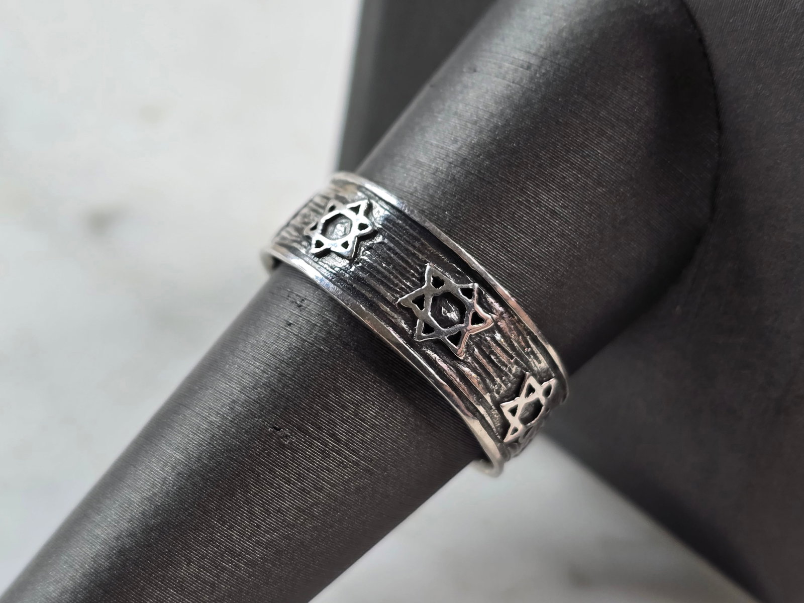 Mens Vintage Estate Sterling Silver Jewish Star of David Band Ring: A MENS VINTAGE ESTATE STERLING SILVER JEWISH STAR OF DAVID WEDDING RING. THE RING WEIGHS 4.0g AND IS A SIZE 10.0. WIDTH OF THE RING IS 5/16". THIS WOULD MAKE A NICE GIFT FOR THAT SOMEONE SPECIAL. ANY 