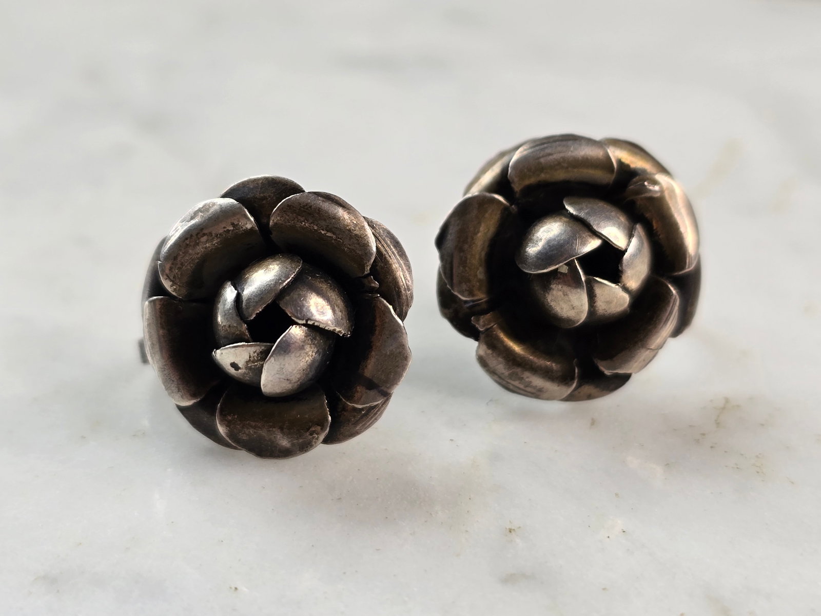 Womens Vintage Estate Sterling Silver Flower Screw Back Earrings: A PAIR OF WOMENS STERLING SILVER FLOWER SCREW BACK EARRINGS. EARRINGS WEIGH 5.0g AND MEASURES 3/4" LONG BY 5/8" WIDE. ANY OTHER QUESTIONS, PLEASE DO NOT HESITATE TO ASK. BE SURE TO CHECK OUT SOME OF M