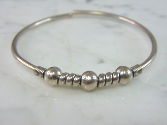 Womens Vintage Estate Sterling Silver Cuff Bracelet: FOR SALE IS A LOVELY VINTAGE ESTATE .925 STERLING SILVER CUFF BRACELET. BRACELET OPENING MEASURES 8 1/4" BY 3/8" WIDE AND WEIGHS 12.3g. THIS WOULD MAKE A LOVELY GIFT FOR THAT SOMEONE SPECIAL. ANY QUES
