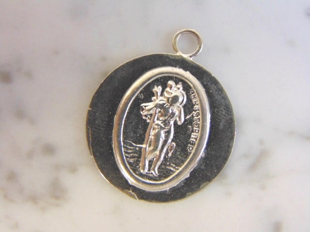 Sterling Silver Religious St. Christopher Pendant: FOR SALE IS THIS VINTAGE ESTATE STERLING SILVER RELIGIOUS ST. CHRISTOPHER PENDANT. THE PENDANT WEIGHS 6.0g AND MEASURES 1 1//8" LONG BY 1" WIDE. MAKES A GREAT GIFT FOR THAT SOMEONE SPECIAL. IF ANY QUE