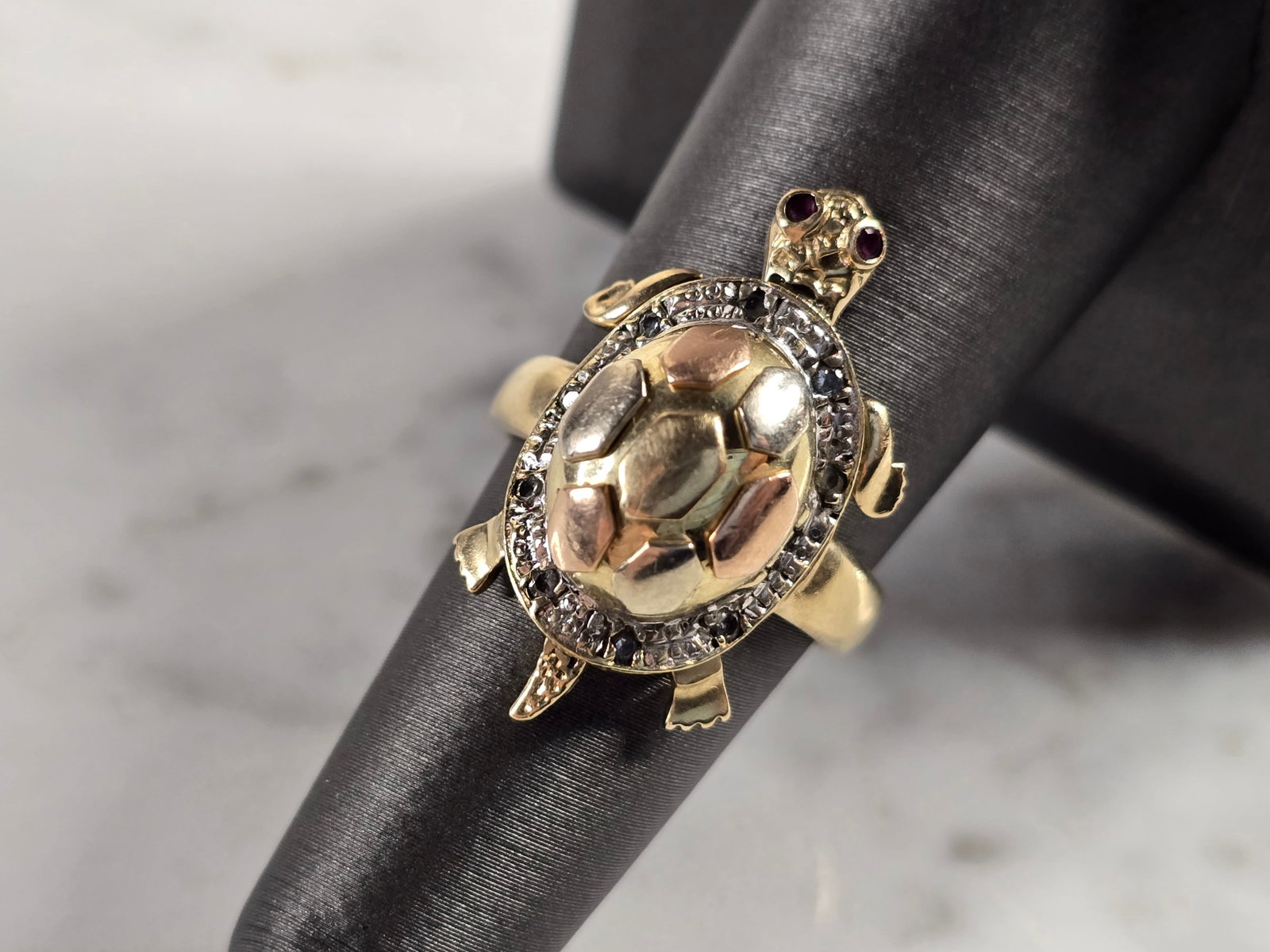 Womens Vintage Estate 14K Yellow & Rose Gold Turtle Ring: A WOMEN'S VINTAGE ESTATE 14K YELLOW & ROSE GOLD TURTLE RING. THE RING WEIGHS 7.9g, AND IS A SIZE 6.75. THE LENGTH OF THE RING IS 1". THIS IS A LOVELY GIFT FOR THAT SPECIAL SOMEONE. ANY QUESTIONS PLEAS