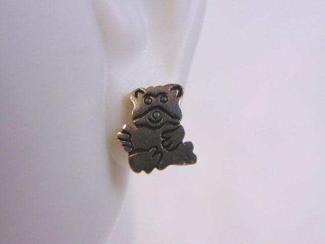 Womens Vintage Estate Sterling Silver Bear Earrings: WOMENS VINTAGE ESTATE STERLING SILVER BEAR EARRINGS. EARRINGS MEASURE 3/8" LONG BY 5/8" WIDE AND WEIGHS 2.0g. WOULD MAKE A LOVELY GIFT FOR THAT SOMEONE SPECIAL. BE SURE TO CHECK OUT SOME OF MY OTHER G