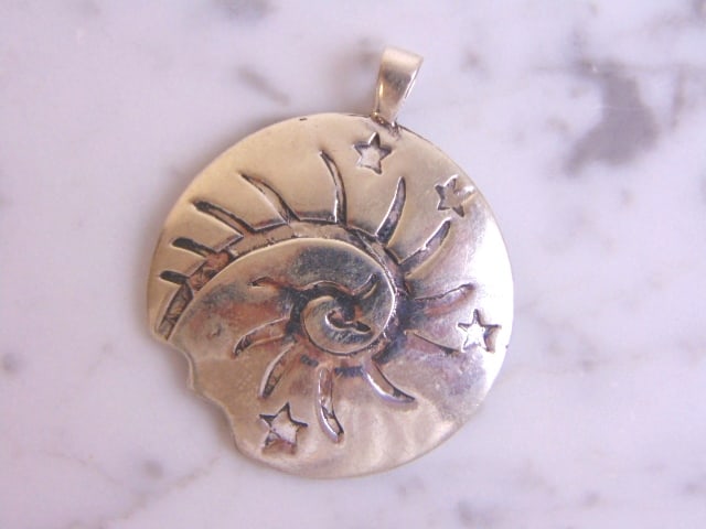 Womens Vintage Estate Sterling Silver Pendant: FOR SALE IS THIS LOVELY VINTAGE STERLING SILVER PENDANT. THE TOTAL WEIGHT IS 14.1g. THE PENDANT MEASURES 1 3/4" WIDE BY 1 1/2" LONG. MAKES A GREAT GIFT FOR THAT SPECIAL SOMEONE. ANY QUESTIONS, PLEASE 