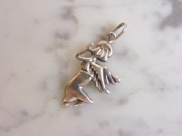 Womens Vintage Estate Sterling Silver Angel Pendant: FOR SALE IS THIS LOVELY VINTAGE STERLING SILVER ANGEL PENDANT. THE TOTAL WEIGHT IS 2.9g. THE PENDANT MEASURES 3/4" WIDE BY 1 3/8" LONG. MAKES A GREAT GIFT FOR THAT SPECIAL SOMEONE. ANY QUESTIONS, PLEA