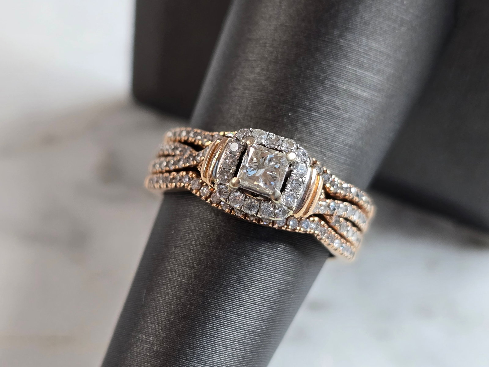Womens Vintage Estate 14k Rose Gold Diamond Ring: A WOMENS VINTAGE ESTATE 14K ROSE GOLD DIAMOND RING. RING WEIGHS 7.3g, AND IS A SIZE 7.75, AND THE WIDTH IS 5/16". THERE ARE ABOUT 0.92cts OF DIAMONDS. THE CENTER DIAMOND IS ABOUT 0.25cts. RING IS FAIN