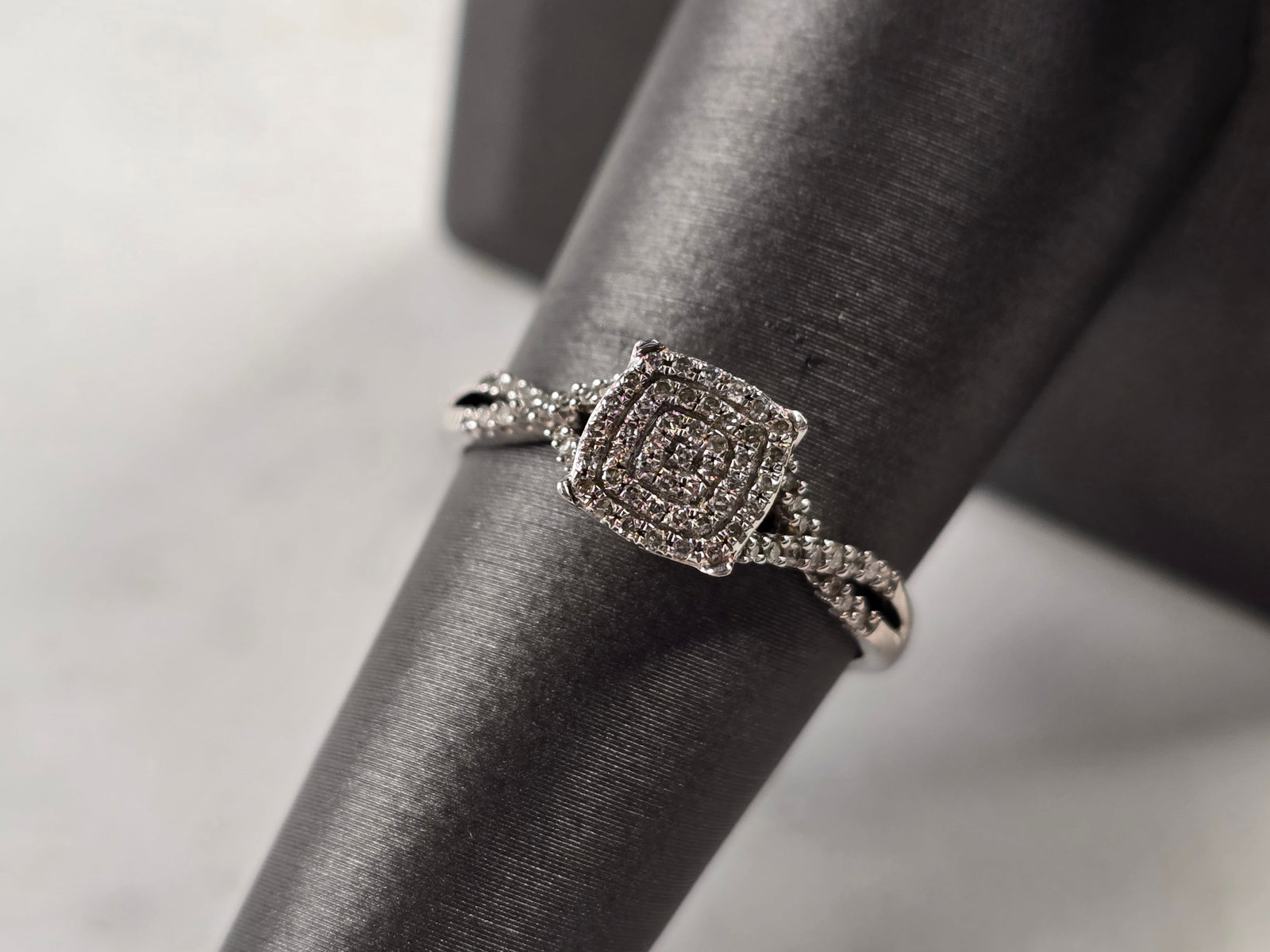 Womens Vintage Estate 10K White Gold Diamond Ring: A WOMENS VINTAGE ESTATE 10K WHITE GOLD DIAMOND RING. THE RING IS A SIZE 7.0 AND WEIGHS 1.7g. THERE ARE ABOUT 72 TINY DIAMONDS IN THIS RING. THE WIDTH OF THE RING IS 1/4". RING IS MARKED ON THE INSIDE.