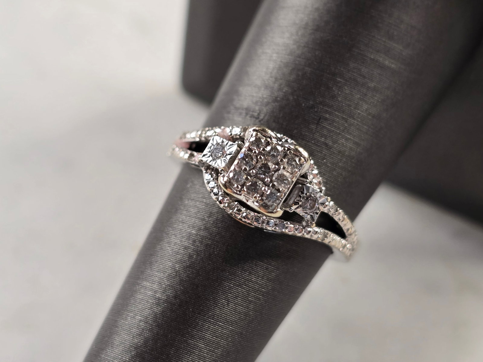 Womens Vintage Estate 10K White Gold Diamond Ring: A WOMENS VINTAGE ESTATE 10K WHITE GOLD DIAMOND RING. THE RING IS A SIZE 6.75, AND WEIGHS 3.1g. THERE ARE ABOUT .31cts OF DIAMONDS IN THIS RING. ONE TINY DIAMOND IS MISSING ALONG THE SIDE. BUYING AS IS