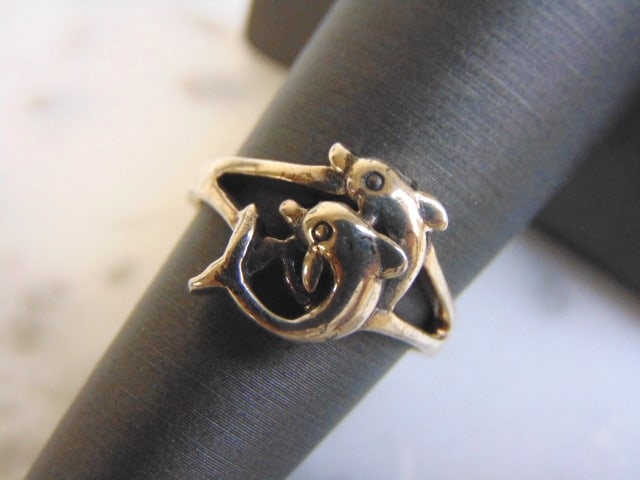 Womens Vintage Estate Sterling Silver Dolphins Ring: FOR SALE IS THIS LOVELY VINTAGE STERLING SILVER DOLPHINS RING. THE TOTAL WEIGHT IS 4.1g, AND IS A SIZE 6.75. THIS RING WOULD MAKE A GREAT GIFT FOR SOMEONE SPECIAL. ANY QUESTIONS PLEASE DONT HESITATE T