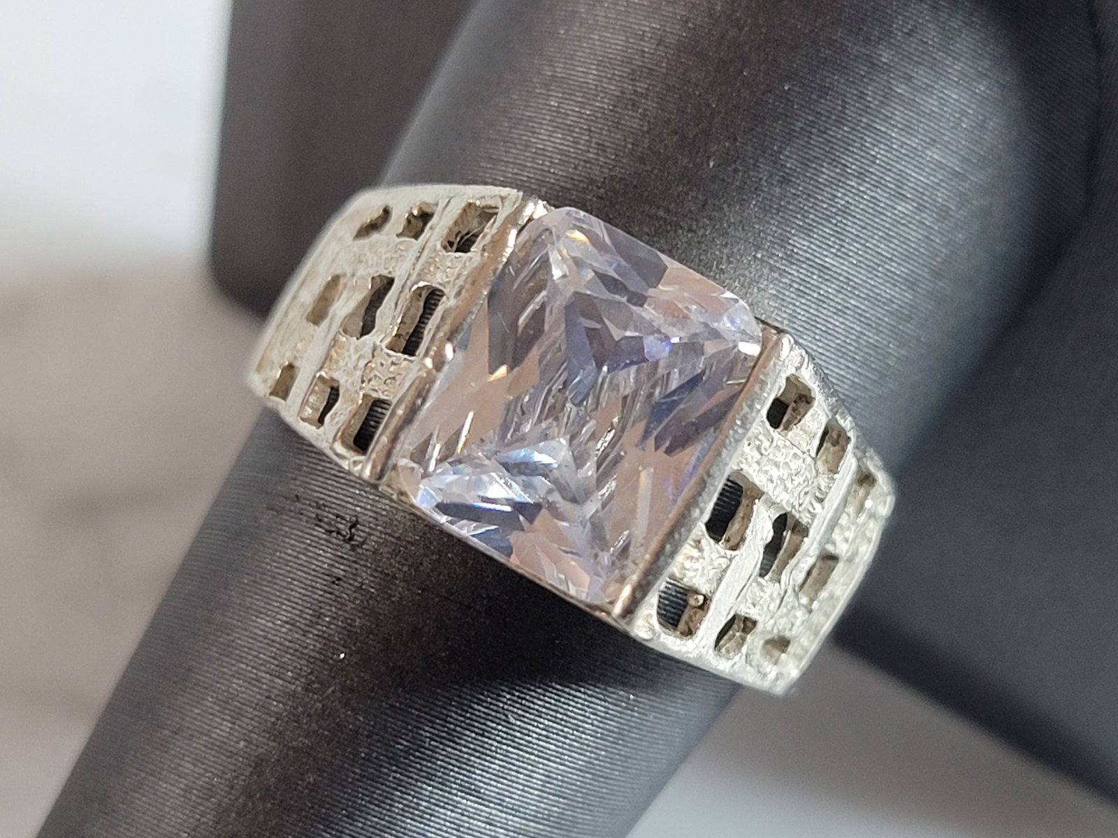 Mens Vintage Estate Sterling Silver CZ Ring: A MENS VINTAGE ESTATE STERLING SILVER CZ RING. THE RING IS A SIZE 10.0 AND WEIGHS 4.8g. THE WIDTH OF THE RING IS ABOUT 3/8". THE RING MAKES A BEAUTIFUL, IMPRESSIVE GIFT FOR THAT SOMEONE SPECIAL. ANY Q