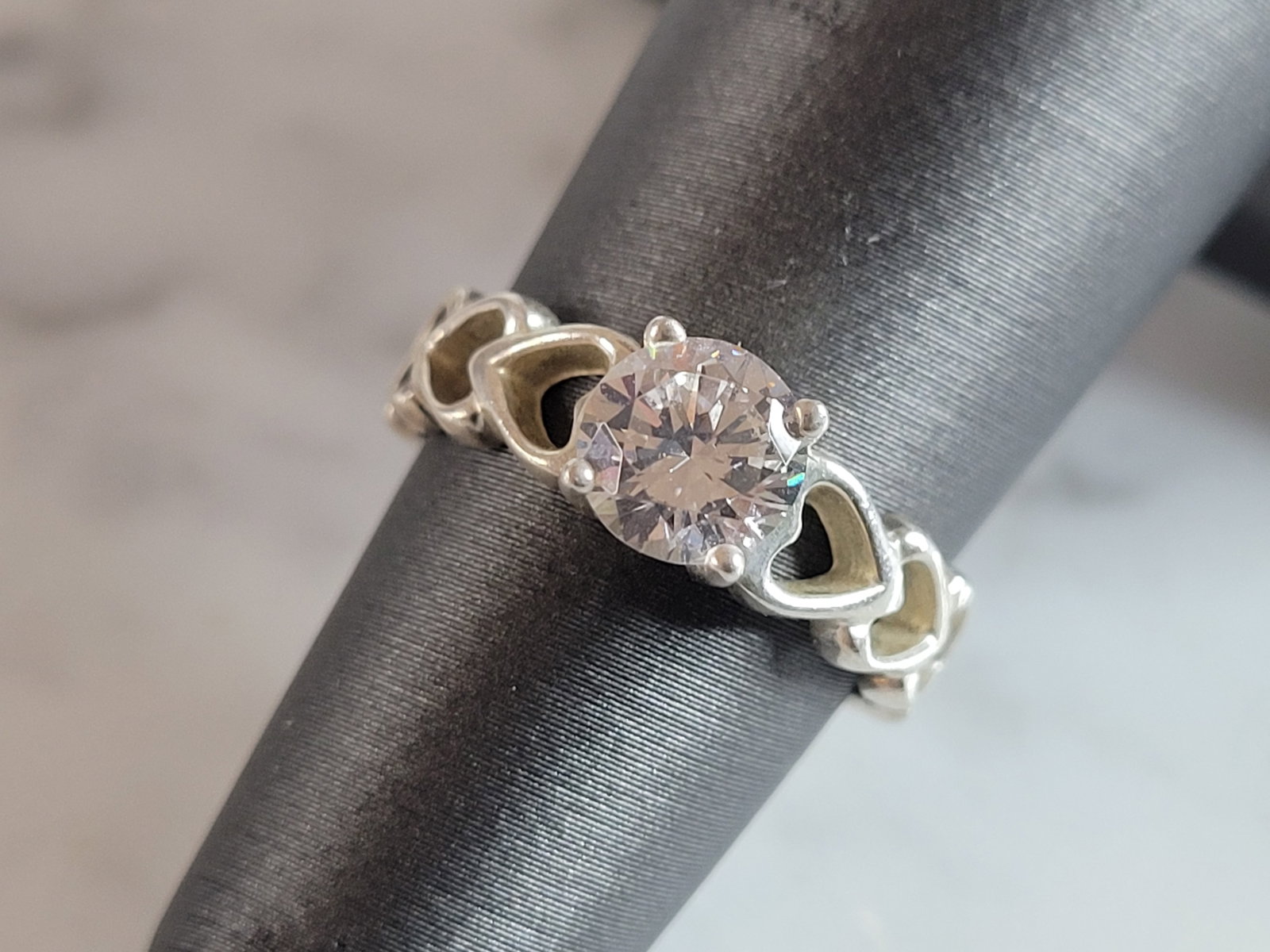Womens Vintage Estate Sterling Silver CZ Ring: A WOMENS VINTAGE ESTATE STERLING SILVER CZ HEART RING. THE RING WEIGHS 2.8g, AND MEASURES 1/4" WIDE. THE SIZE OF THE RING IS A 5.0. RING IS MARKED ON THE INSIDE OF THE BAND. ANY QUESTIONS PLEASE DO NO