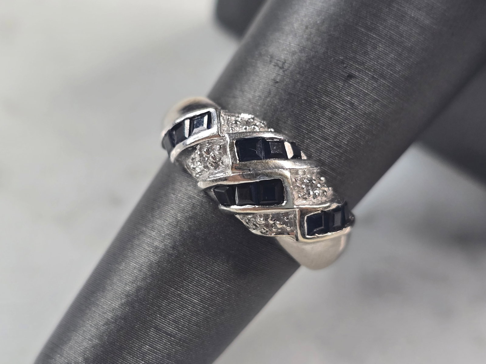 Womens Vintage Estate 14K White Gold Sapphire Diamond Ring: A WOMENS VINTAGE ESTATE 14K WHITE GOLD SAPPHIRE AND DIAMOND RING. THE RING WEIGHS 3.8g. THE SIZE OF THE RING IS A 6.25. THE WIDTH OF THE RING 3/8". THERE ARE 12 SAPPHIRES AND 4 DIAMONDS. ANY QUESTIONS
