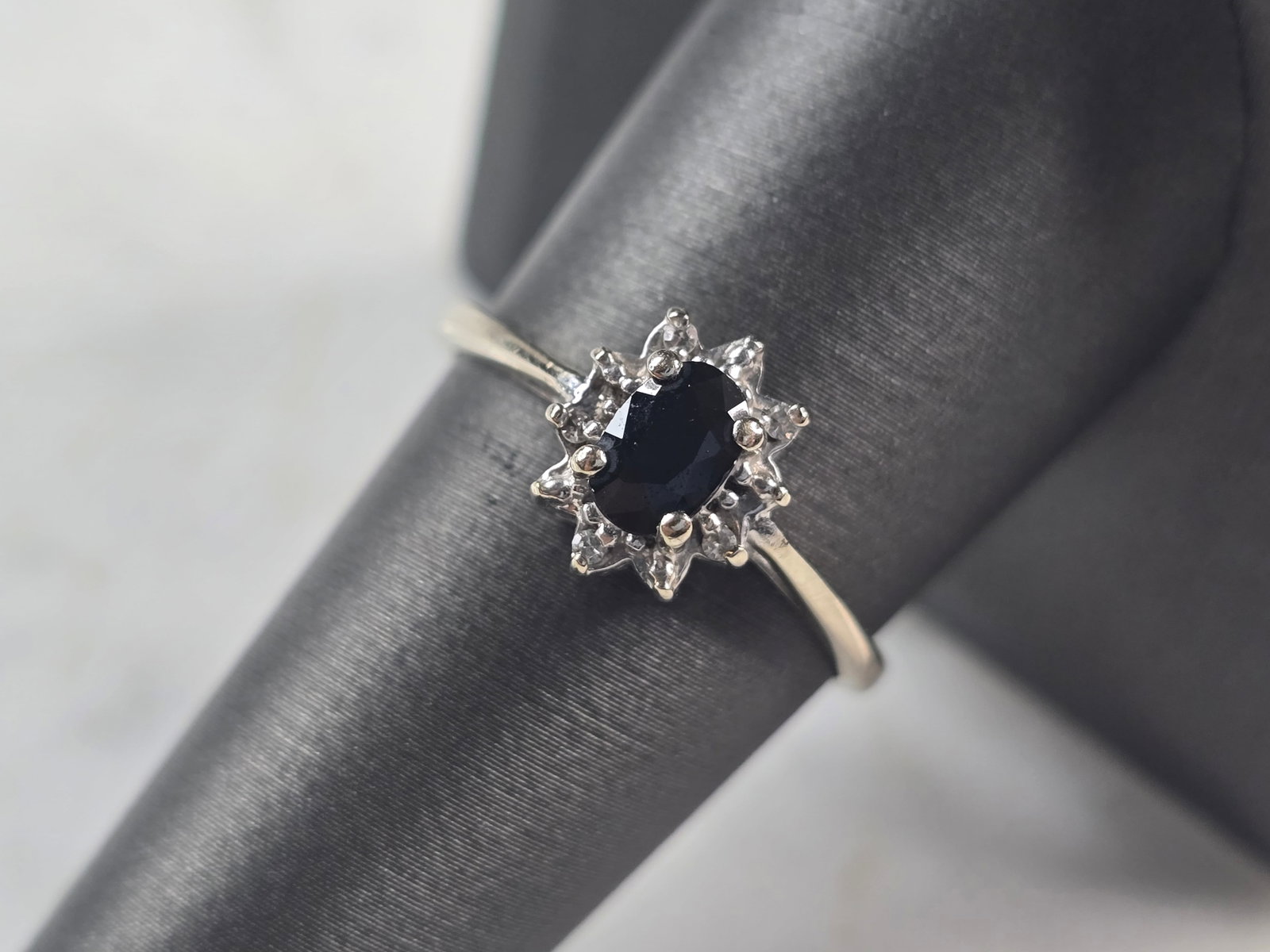Womens Vintage Estate 14K White Gold Sapphire Diamond Ring: A WOMENS VINTAGE ESTATE 14K WHITE GOLD RING WITH A BLUE SAPPHIRE STONE, ACCENTED BY 5 SMALL DIAMONDS. THE RING WEIGHS 2.4g, AND IS A SIZE 8.75. THE LENGTH OF THE RING IS 3/8". SAPPHIRE IS ABOUT 0.25ct