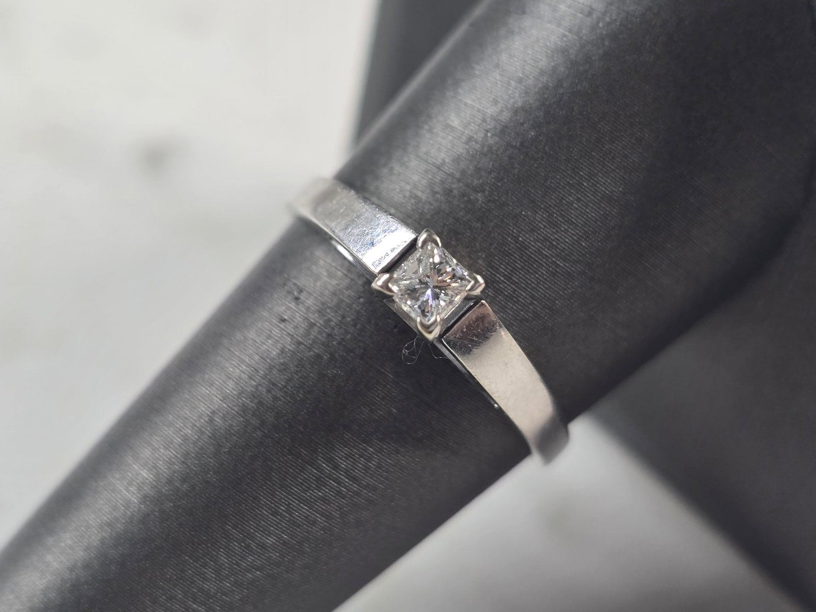 Womens Vintage Estate 14k White Gold Diamond Engagement Ring: FOR SALE IS THIS WONDERFUL 14K WHITE GOLD DIAMOND ENGAGEMENT RING. THE RING WEIGHS 2.9g, AND IS A SIZE 9.0. THE DIAMOND IS ABOUT .24cts. THE WIDTH OF THE RING IS 1/8". RING IS NOT MARKED BUT IT HAS BE