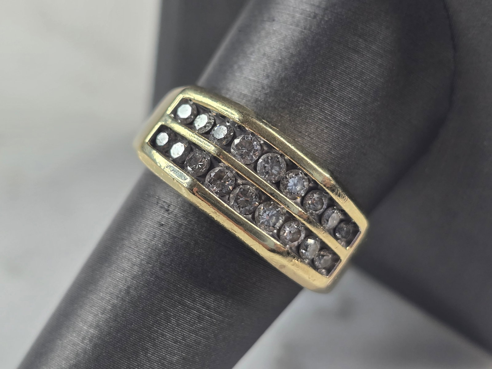Mens Vintage Estate 10K Yellow Gold Diamond Ring: A MENS VINTAGE ESTATE 10K YELLOW GOLD DIAMOND RING. THE RING WEIGHS 7.5g, AND IS A SIZE 10.0. THE WIDTH OF THE RING IS 3/8". THERE ARE 18 SMALL DIAMONDS IN THIS RING, TOTALING ABOUT 1.3cts. ANY QUESTI