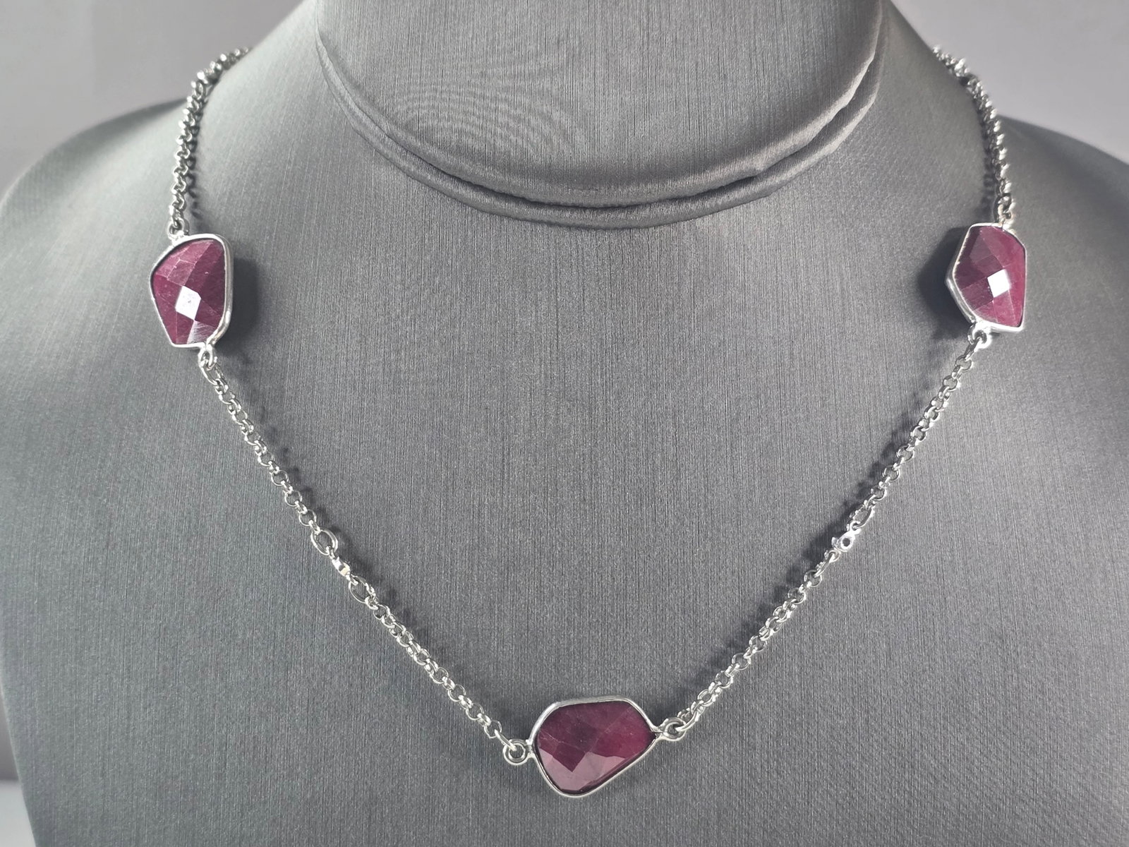 Womens Estate Sterling Silver Natural Ruby Pendant Necklace: A WOMENS VINTAGE ESTATE STERLING SILVER NATURAL RUBY PENDANT NECKLACE. THE TOTAL WEIGHT IS 16.0g. NECKLACE IS 19 3/4" LONG BY 1/2" WIDE. MAKES A GREAT GIFT FOR THAT SPECIAL SOMEONE. ANY QUESTIONS PLEA