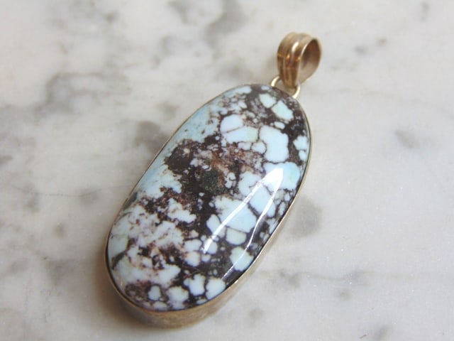 Womens Sterling Silver Chrysocolla Stone Pendant: A WOMENS VINTAGE ESTATE STERLING SILVER CHRYSOCOLLA STONE PENDANT . NOT SURE IF STONE IS REAL OR MAN MADE. PENDANT WEIGHS 13.7g AND PENDANT MEASURES 2 1/8" LONG BY 7/8" WIDE. MAKES A GREAT GIFT FOR TH