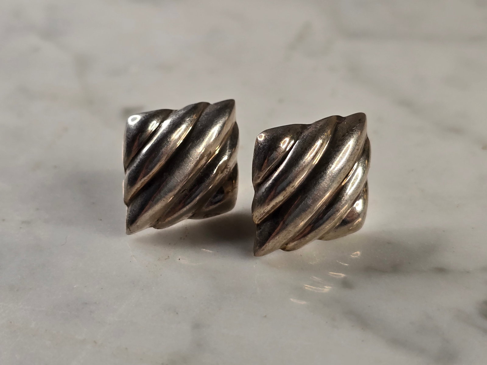 Womens Vintage Estate Sterling Silver Modernist Earrings: A PAIR OF VINTAGE ESTATE WOMENS STERLING SILVER MODERNIST EARRINGS. EARRINGS WEIGH 5.0g, AND MEASURES 7/8" LONG BY 3/4" WIDE. ANY QUESTIONS, PLEASE DO NOT HESITATE TO ASK. BE SURE TO CHECK OUT SOME OF