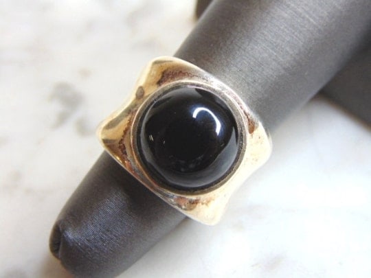 Womens Vintage Estate Sterling Silver Onyx Stone Ring: FOR SALE IS THIS LOVELY VINTAGE STERLING SILVER ONYX STONE RING. NOT SURE IF STONES ARE REAL OR MAN MADE. THE TOTAL WEIGHT IS 9.4g, AND IS A SIZE 5. THIS RING WOULD MAKE A GREAT GIFT FOR SOMEONE SPECI
