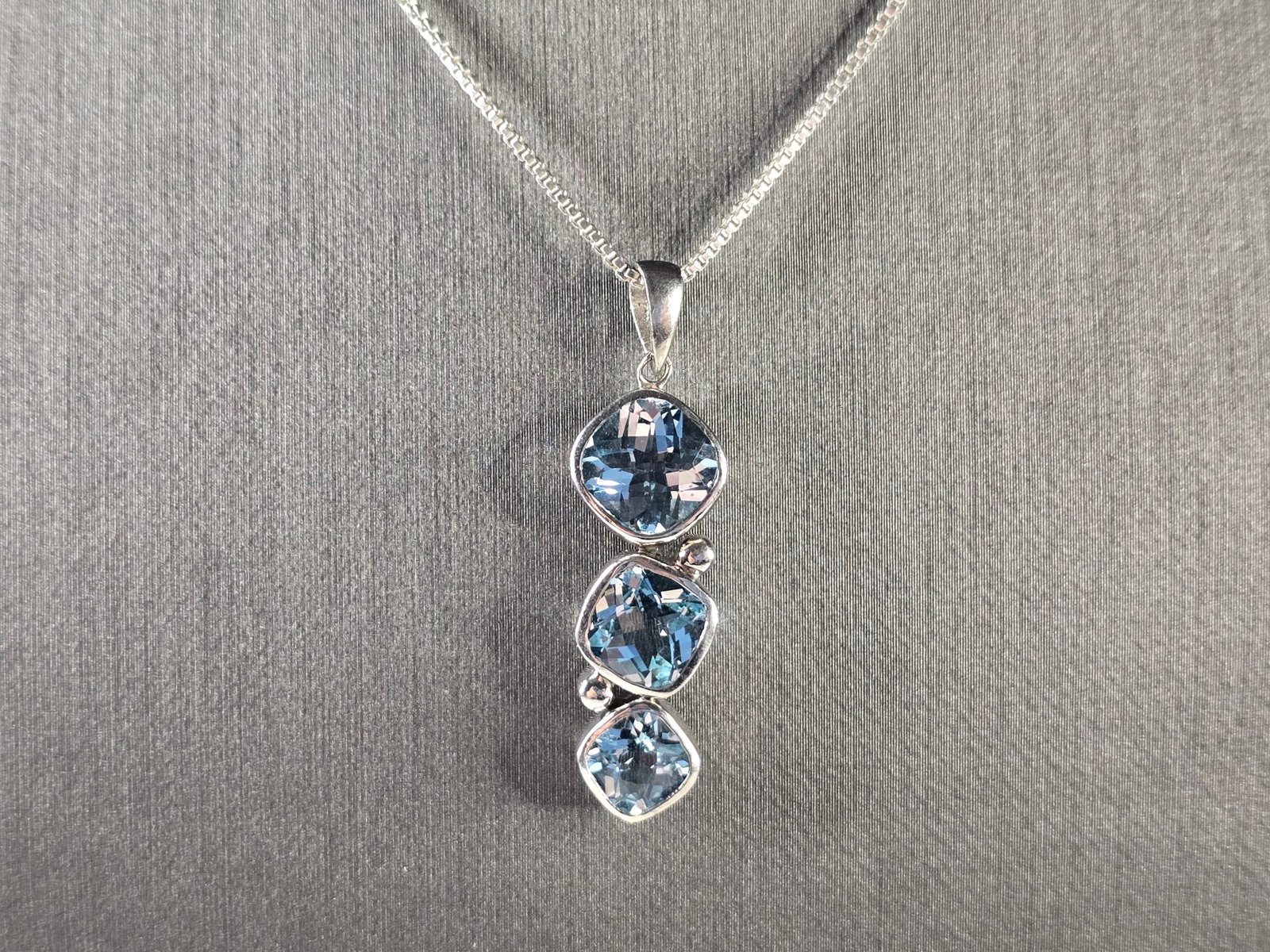 Womens Vintage Estate Sterling Silver Modernist Pendant & Necklace: A BEAUTIFUL WOMEN'S VINTAGE ESTATE STERLING SILVER MODERNIST PENDANT AND NECKLACE WITH AQUAMARINE COLORED STONES. THE PENDANT MEASURES 1 1/4" BY 3/8" WIDE, AND NECKLACE MEASURES 18". TOTAL WEIGHT IS 7