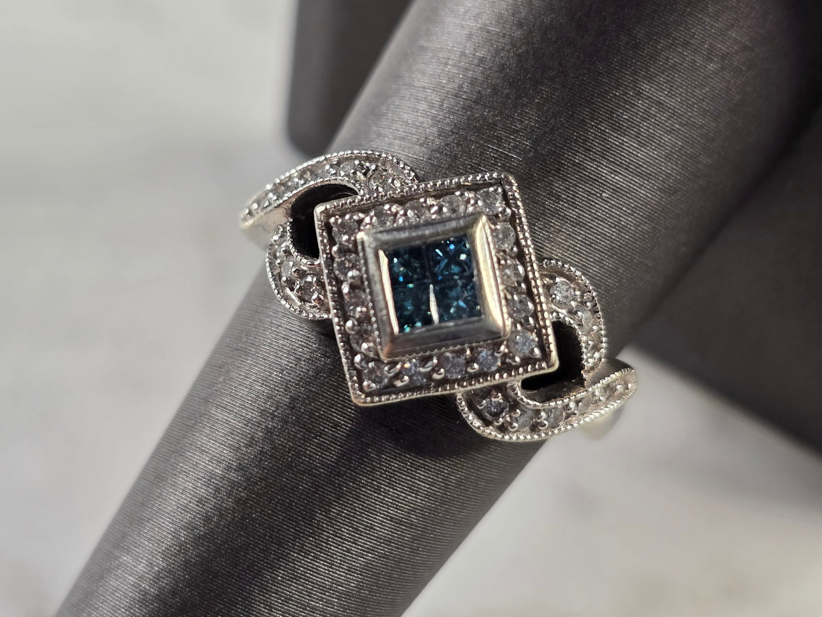 Womens Vintage Estate 14K White Gold Blue Diamond Ring: A WOMENS VINTAGE ESTATE 14K WHITE GOLD RING WITH BLUE & WHITE DIAMONDS. THE RING WEIGHS 6.2g, AND IS A SIZE IS 8.5. THERE ARE 32 WHITE DIAMONDS, AND 4 BLUE DIAMONDS. WIDTH OF THE RING IS 1/2". RING IS