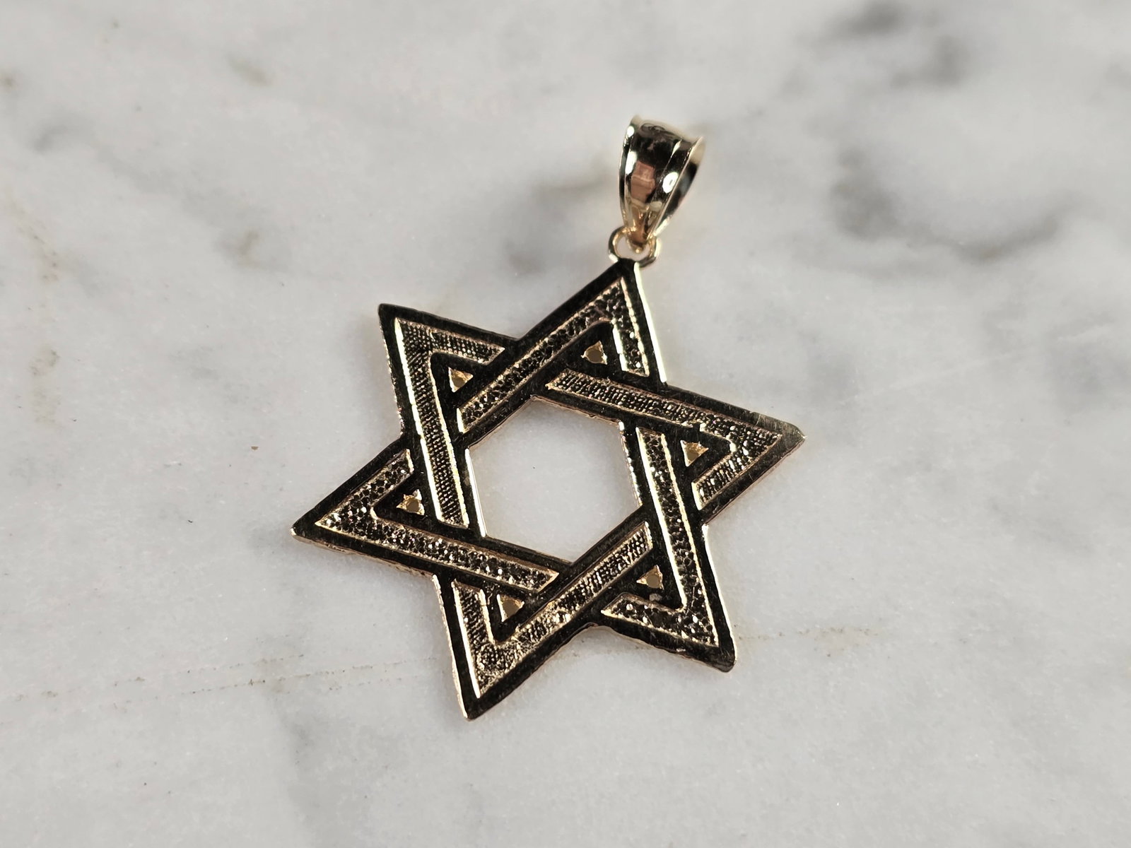 14K Gold Jewish Judaica Star of David Charm Pendant: A 14K YELLOW GOLD JUDAICA STAR OF DAVID PENDANT. THE PENDANT WEIGHS 2.0g, AND MEASURES 1 1/4" LONG BY 7/8" WIDE. MAKES A GREAT GIFT FOR THAT SOMEONE SPECIAL. ANY QUESTIONS, PLEASE ASK. BE SURE TO CHEC