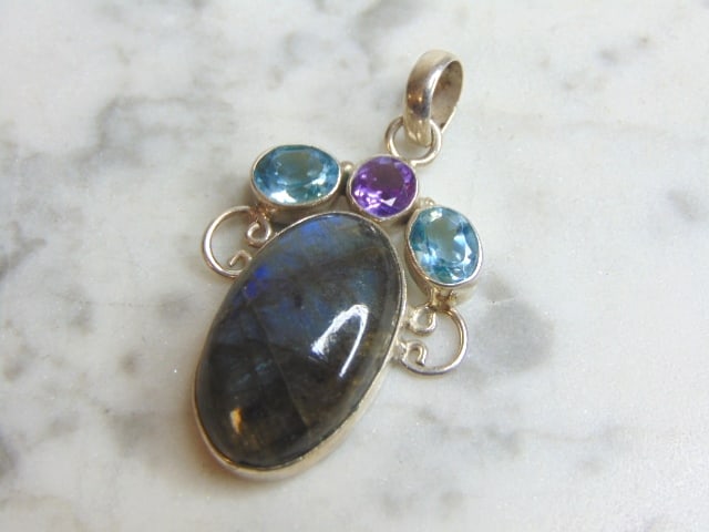 Womens Sterling Silver Labradorite Stone Pendant: A WOMENS VINTAGE ESTATE STERLING SILVER LABRADORITE STONE PENDANT. NOT SURE IF STONES ARE REAL OR MAN MADE. THE PENDANT WEIGHS 10.6g AND MEASURES 1 7/8" LONG BY 1 1/8" WIDE. MAKES A GREAT GIFT FOR THA