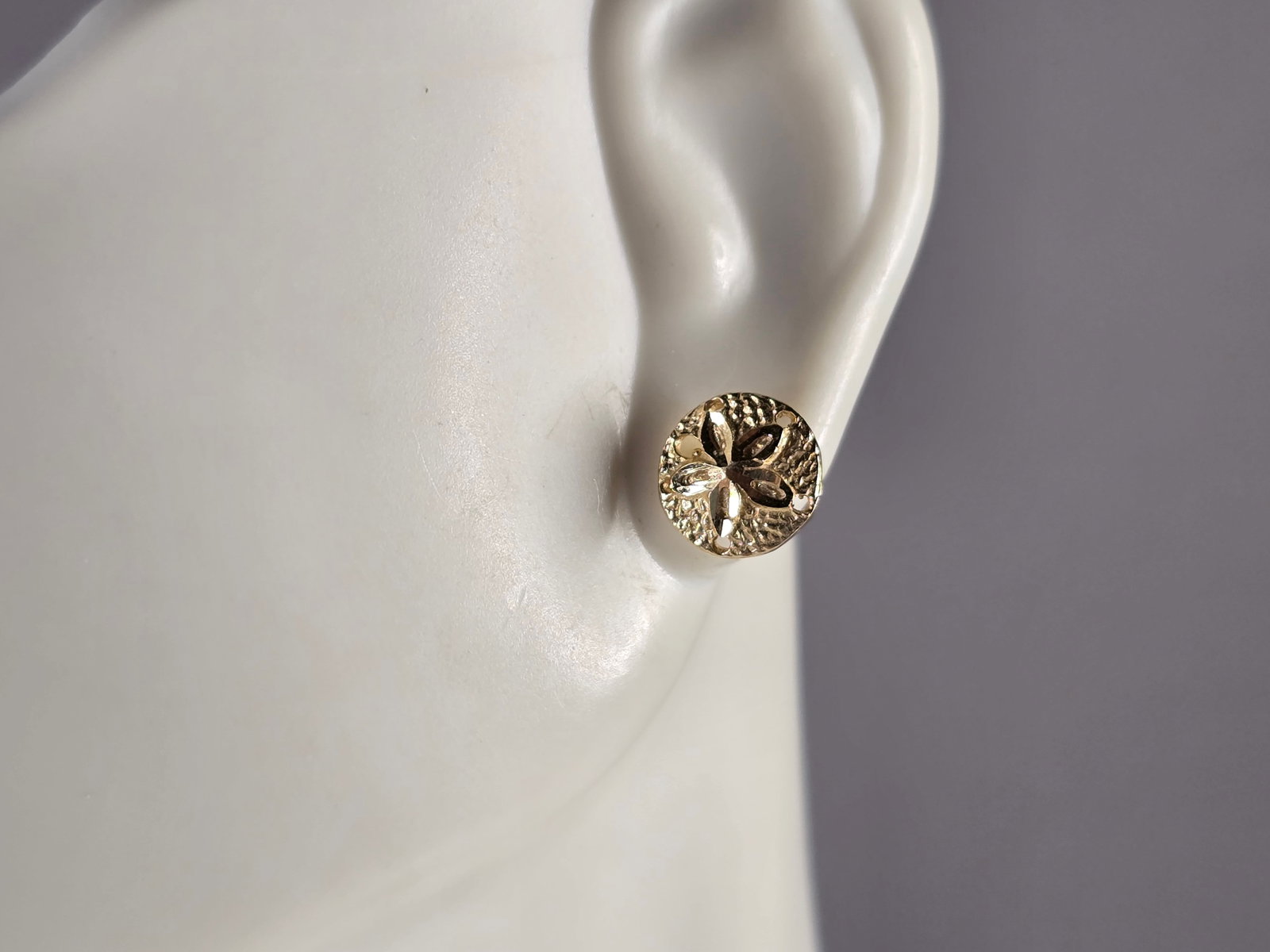 Womens Vintage Estate 14K Yellow Gold Stud Sand Dollar Earrings: A LOVELY PAIR OF WOMENS VINTAGE ESTATE 14K YELLOW GOLD STUD SAND DOLLAR EARRINGS. THE EARRINGS WEIGH 1.2g, AND MEASURE 3/8" BY 3/8". ANY QUESTIONS, PLEASE DON'T HESITATE TO ASK. BE SURE TO CHECK OUT S