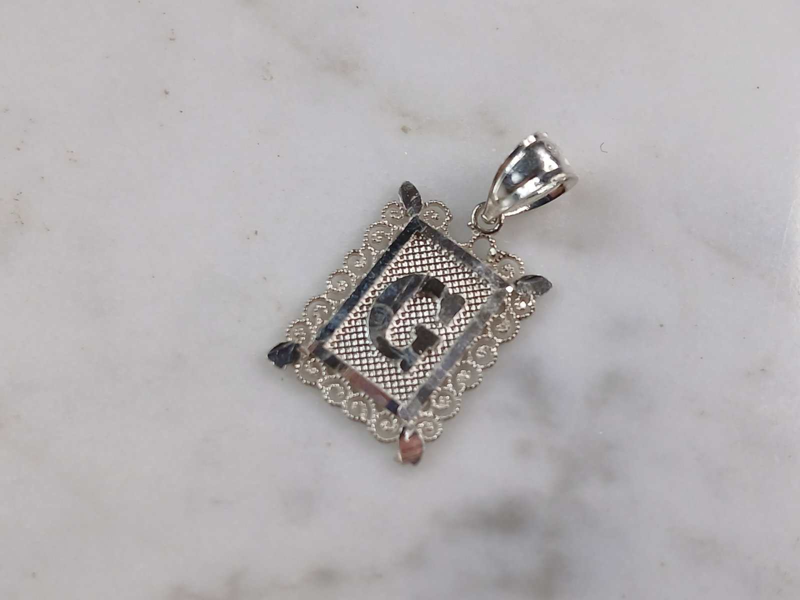 Womens Sterling Silver Initial Letter " G " Pendant: A WOMENS STERLING SILVER INITIAL LETTER "G" PENDANT. PENDANT WEIGHS 1.0g AND MEASURES 7/8" LONG BY 1/2" WIDE. MAKES A GREAT GIFT FOR THAT SOMEONE SPECIAL. ANY QUESTIONS, PLEASE ASK. BE SURE TO CHECK O