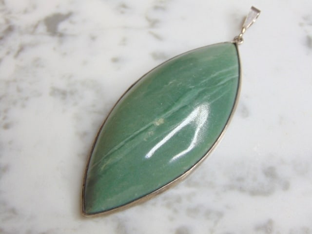 Womens Vintage Sterling Silver Variscite Stone Pendant: A WOMENS VINTAGE ESTATE STERLING SILVER VARISCITE STONE PENDANT. NOT SURE IF STONE IS REAL OR MAN MADE. PENDANT WEIGHS 34.4g AND PENDANT MEASURES 3 3/4" LONG BY 1 3/8" WIDE. MAKES A GREAT GIFT FOR THA
