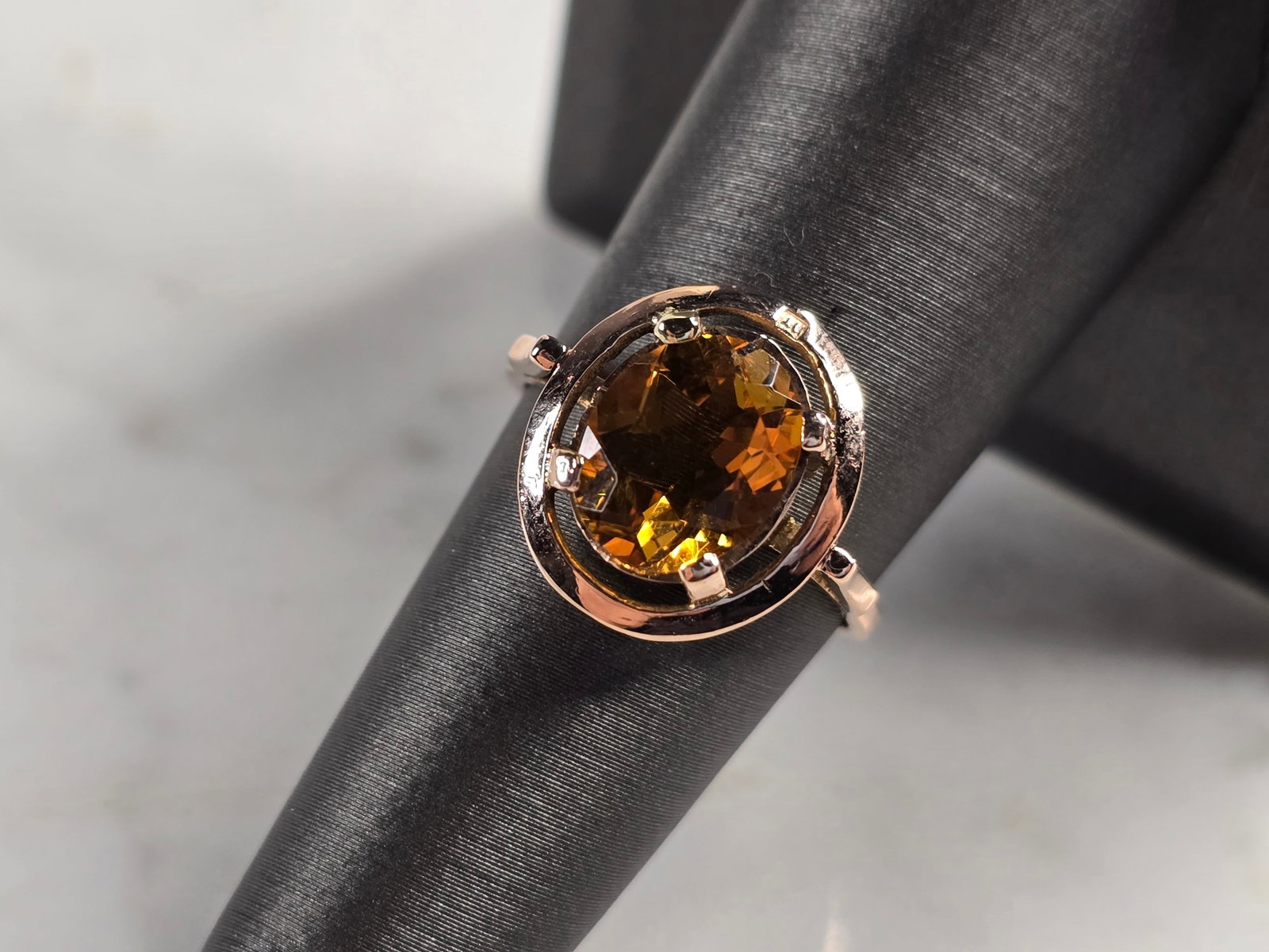 Womens Vintage Estate 14K Rose Gold Citrine Ring: A WOMENS VINTAGE ESTATE 14K YELLOW GOLD RING WITH A BEAUTIFUL CITRINE COLORED STONE. THE RING WEIGHS 3.1g AND IS A SIZE 7.0. THE LENGTH OF THE RING IS 3/8". NOT SURE IF THE STONE IS REAL OR SIMULATED.