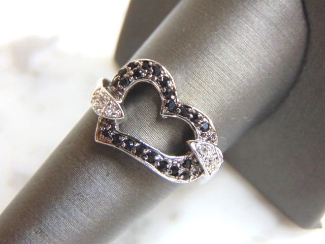 Womens Vintage Sterling Silver Onyx Stone Heart Ring: FOR SALE IS THIS WONDERFUL WOMENS VINTAGE ESTATE STERLING SILVER ONYX STONE HEART RING. NOT SURE IF STONES ARE REAL OR MAN MADE. THE RING WEIGHS 5.0g, AND IS A SIZE 8.75. ANY QUESTIONS PLEASE DO NOT H