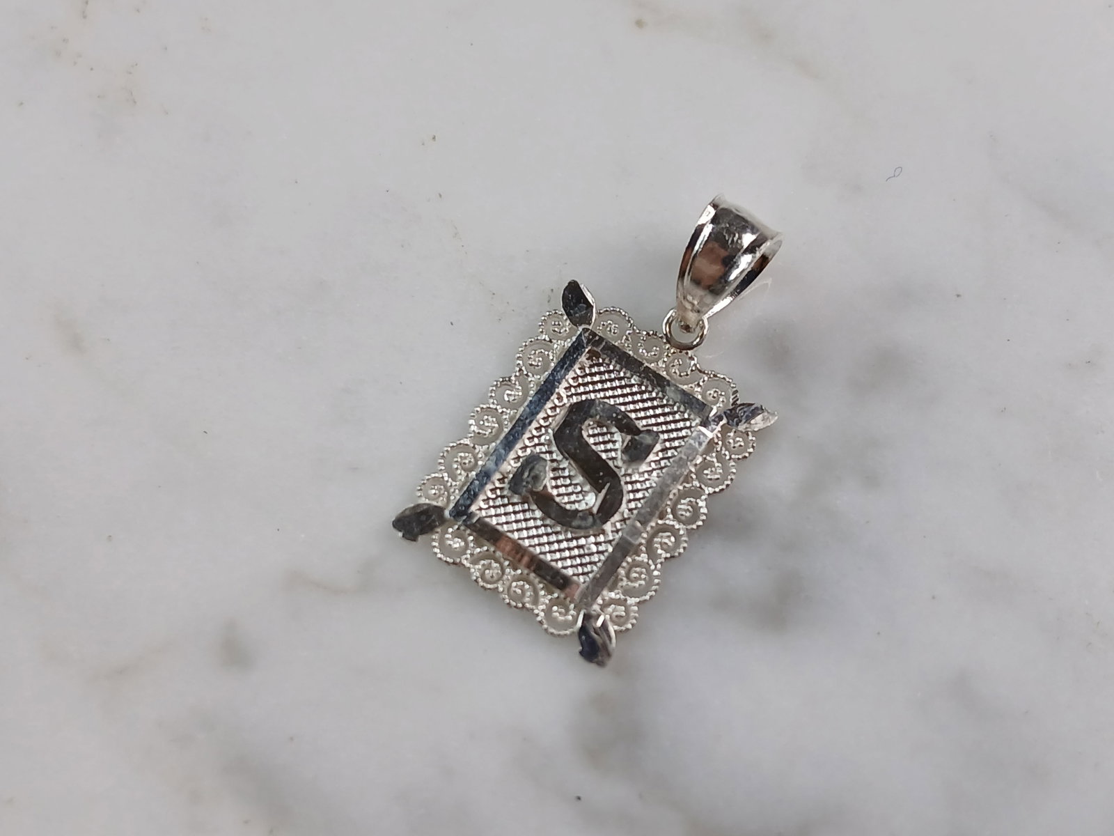 Womens Sterling Silver Initial Letter " S " Pendant: A WOMENS STERLING SILVER INITIAL LETTER "S" PENDANT. PENDANT WEIGHS 1.0g AND MEASURES 7/8" LONG BY 1/2" WIDE. MAKES A GREAT GIFT FOR THAT SOMEONE SPECIAL. ANY QUESTIONS, PLEASE ASK. BE SURE TO CHECK