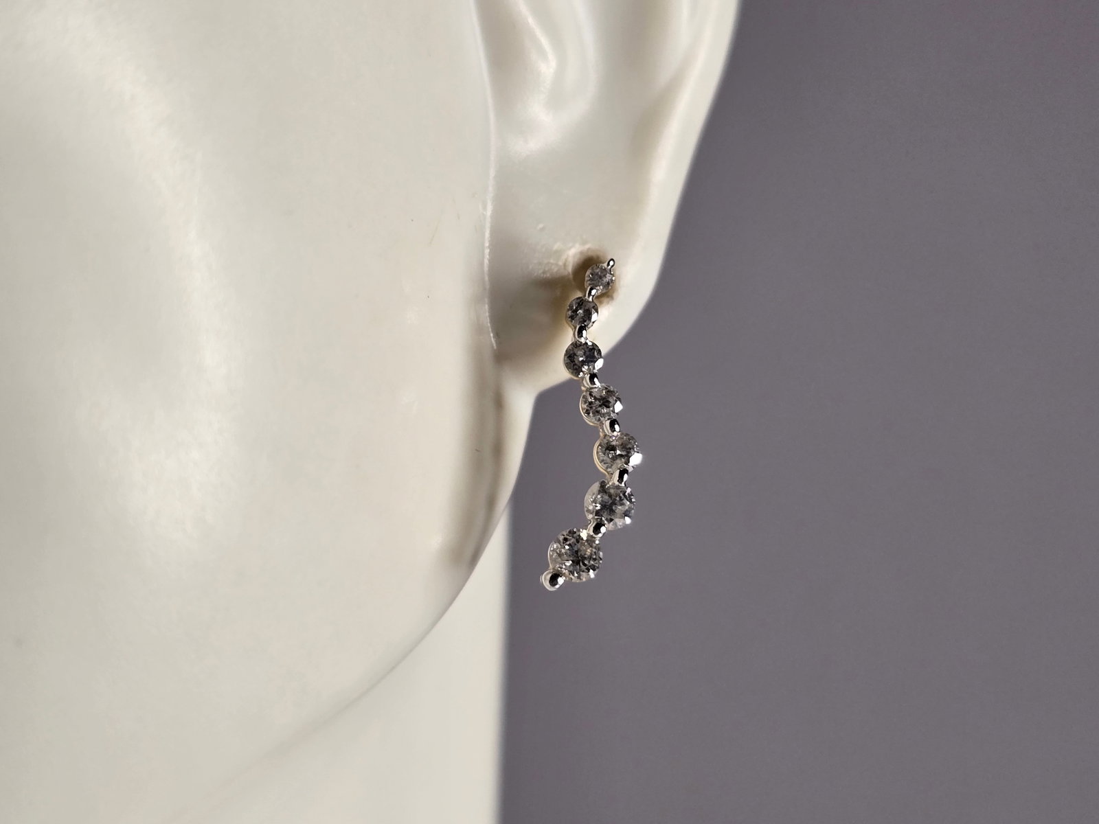 Pr of Womens 14K Yellow Gold Diamond Modernist Earrings: A PAIR OF WOMENS 14K YELLOW GOLD DIAMOND EARRINGS WITH APPROXIMATELY .46cts OF DIAMONDS. THE EARRINGS WEIGH 1.5g, AND MEASURE 5/8" LONG BY 1/8" WIDE. THIS MAKES A LOVELY GIFT FOR THAT SOMEONE