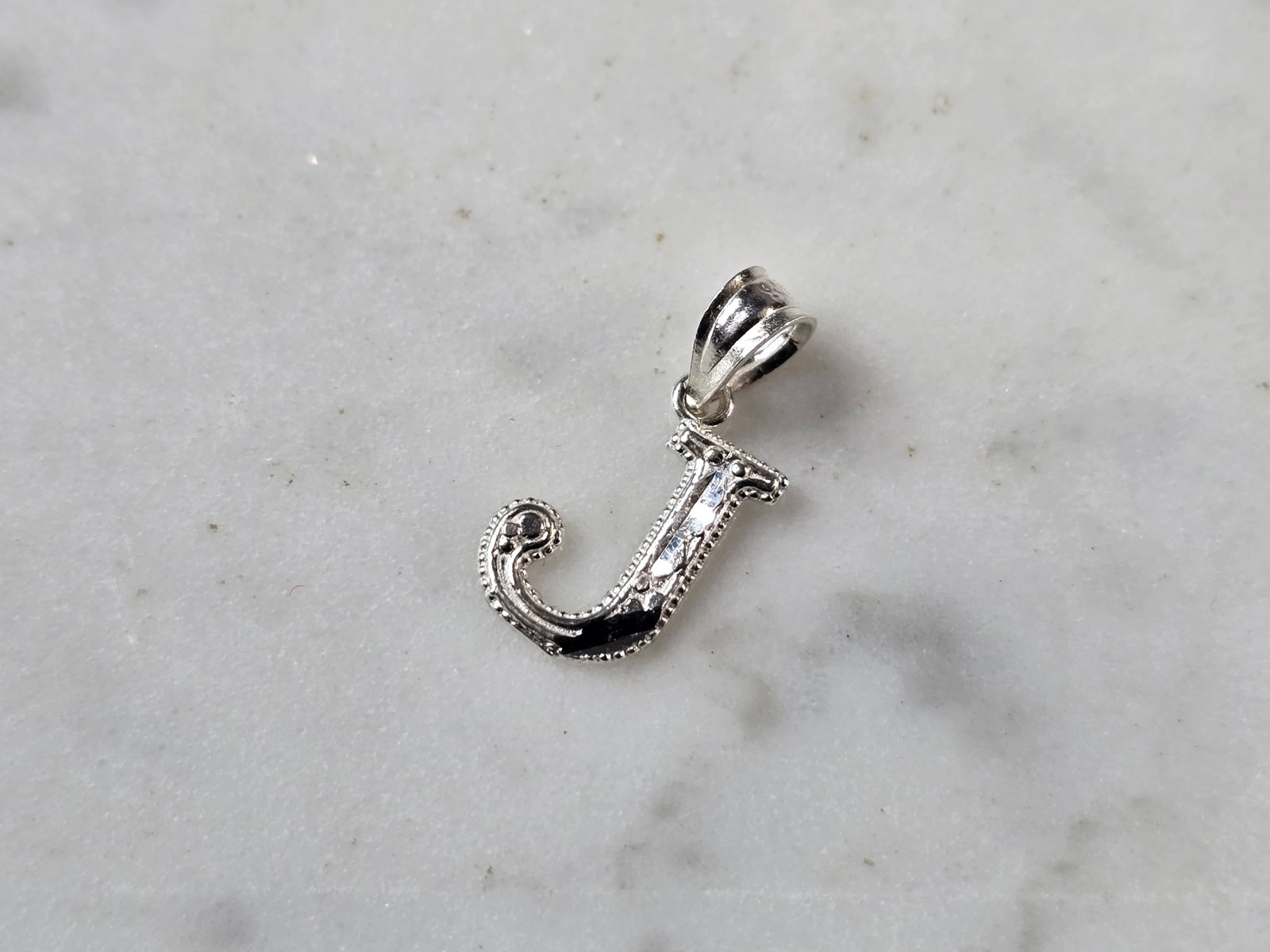 Womens Sterling Silver Initial Letter " J " Pendant: A WOMENS STERLING SILVER INITIAL LETTER "J" PENDANT. PENDANT WEIGHS 0.3g AND MEASURES 5/8" LONG BY 3/8" WIDE. MAKES A GREAT GIFT FOR THAT SOMEONE SPECIAL. ANY QUESTIONS, PLEASE ASK. BE SURE TO CHECK