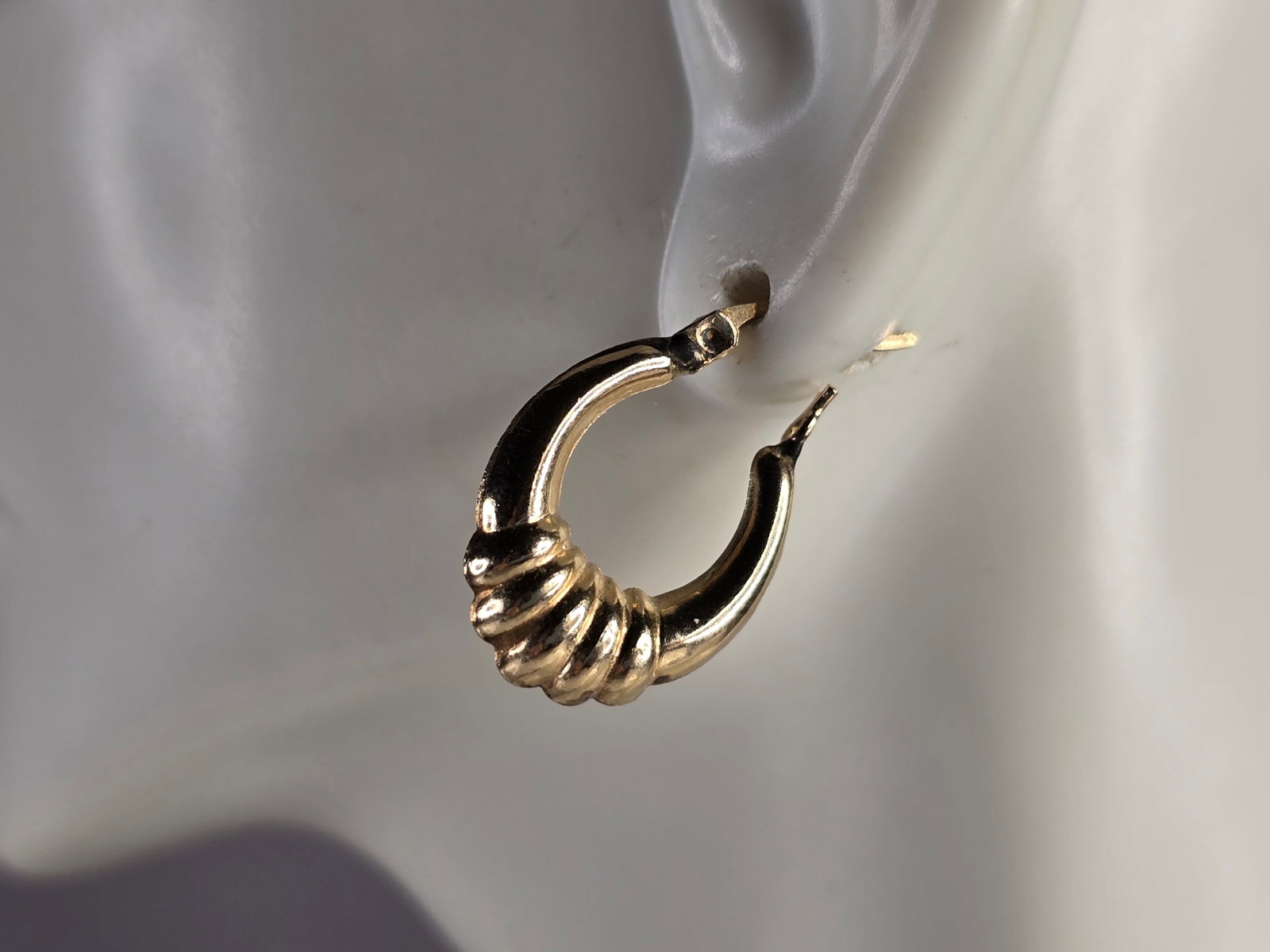 Pr Womens Vintage Estate 10K Yellow Gold Hoop Earrings: A LOVELY PAIR OF WOMENS VINTAGE ESTATE 10K YELLOW GOLD HOOP EARRINGS. THE EARRINGS WEIGH 1.3g, AND MEASURE 3/4" LONG BY 5/8" WIDE. EARRINGS ARE MARKED AT THE HINGE. AS YOU MAY BE ABLE TO SEE THE ONE
