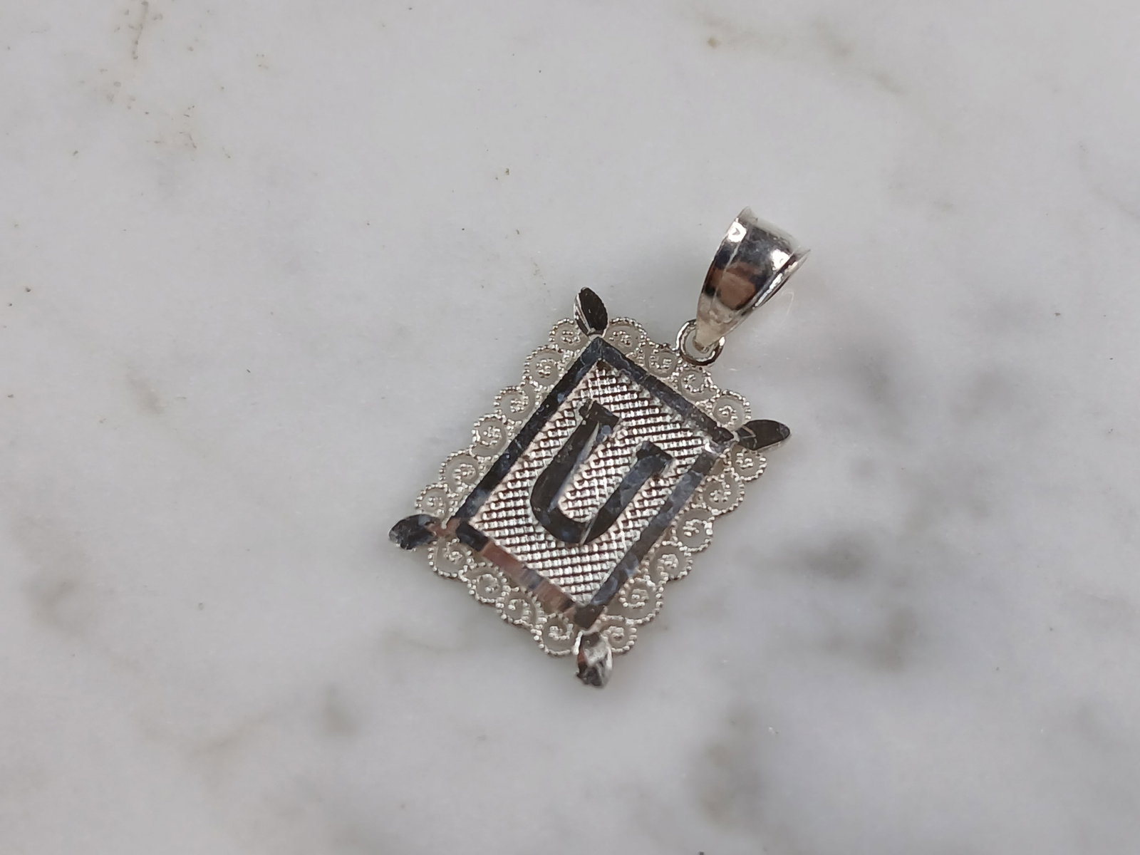 Womens Sterling Silver Initial Letter " U " Pendant: A WOMENS STERLING SILVER INITIAL LETTER "U" PENDANT. PENDANT WEIGHS 1.0g AND MEASURES 7/8" LONG BY 1/2" WIDE. MAKES A GREAT GIFT FOR THAT SOMEONE SPECIAL. ANY QUESTIONS, PLEASE ASK. BE SURE TO CHECK