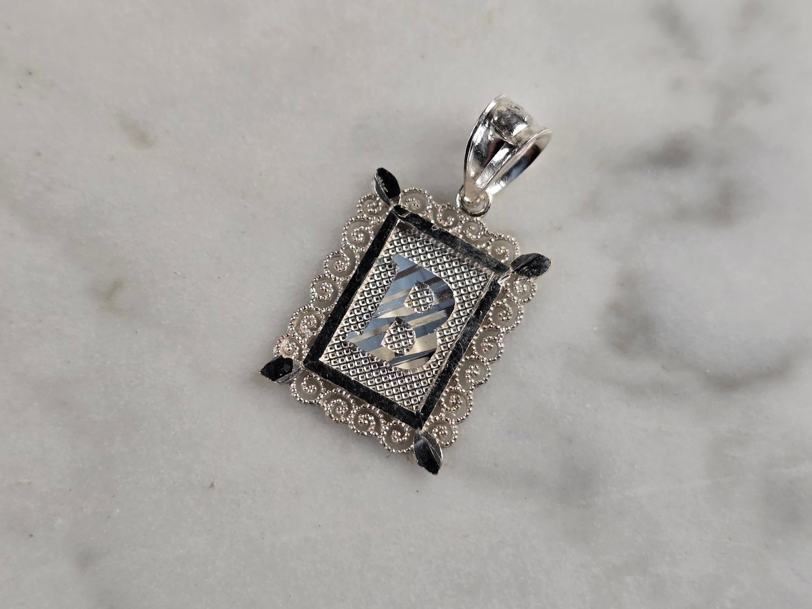 Womens Sterling Silver Initial Letter " B " Pendant: A WOMENS STERLING SILVER INITIAL LETTER "B" PENDANT. PENDANT WEIGHS 1.0g AND MEASURES 7/8" LONG BY 1/2" WIDE. MAKES A GREAT GIFT FOR THAT SOMEONE SPECIAL. ANY QUESTIONS, PLEASE ASK. BE SURE TO CHECK