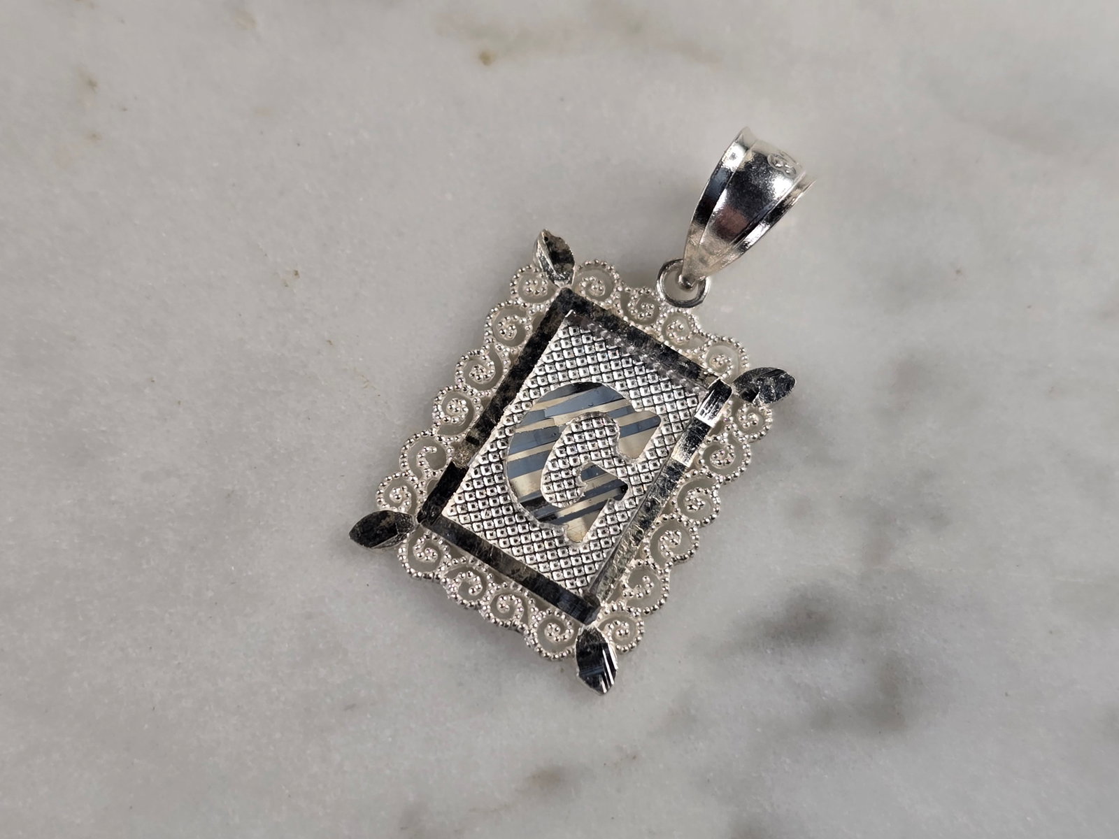 Womens Sterling Silver Initial Letter " G " Pendant: A WOMENS STERLING SILVER INITIAL LETTER "G" PENDANT. PENDANT WEIGHS 1.0g AND MEASURES 7/8" LONG BY 1/2" WIDE. MAKES A GREAT GIFT FOR THAT SOMEONE SPECIAL. ANY QUESTIONS, PLEASE ASK. BE SURE TO CHECK