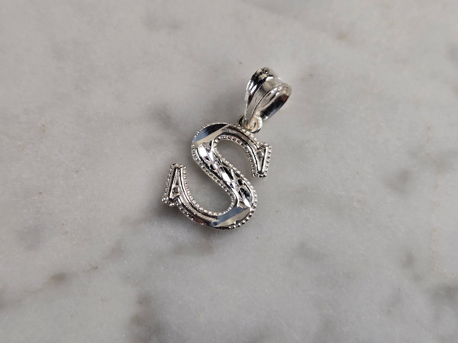 Womens Sterling Silver Initial Letter " S " Pendant: A WOMENS STERLING SILVER INITIAL LETTER "S" PENDANT. PENDANT WEIGHS 0.3g AND MEASURES 5/8" LONG BY 3/8" WIDE. MAKES A GREAT GIFT FOR THAT SOMEONE SPECIAL. ANY QUESTIONS, PLEASE ASK. BE SURE TO CHECK O