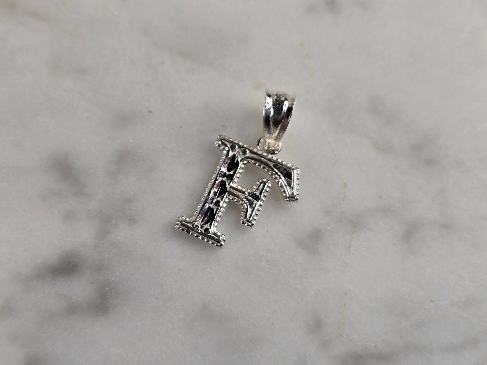 Womens Sterling Silver Initial Letter " F " Pendant: A WOMENS STERLING SILVER INITIAL LETTER "F" PENDANT. PENDANT WEIGHS 0.3g AND MEASURES 5/8" LONG BY 3/8" WIDE. MAKES A GREAT GIFT FOR THAT SOMEONE SPECIAL. ANY QUESTIONS, PLEASE ASK. BE SURE TO CHECK O