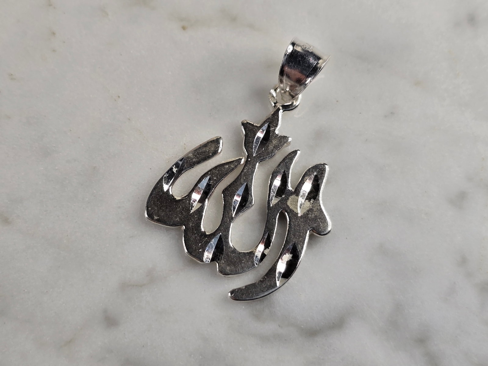 Vintage Estate Sterling Silver Muslim Allah Pendant: A VINTAGE ESTATE STERLING SILVER MUSLIM ALLAH PENDANT. THE PENDANT WEIGHS 3.2g, AND MEASURES 1 1/4" LONG BY 3/4" WIDE. MAKES A GREAT GIFT FOR THAT SOMEONE SPECIAL. ANY QUESTIONS, PLEASE ASK. BE SURE T